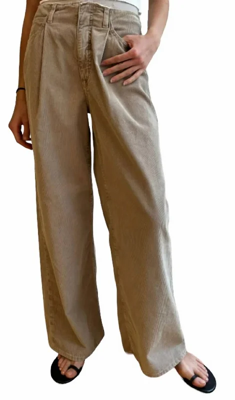 Taylor Wide Pleated Pants In Sand Dune